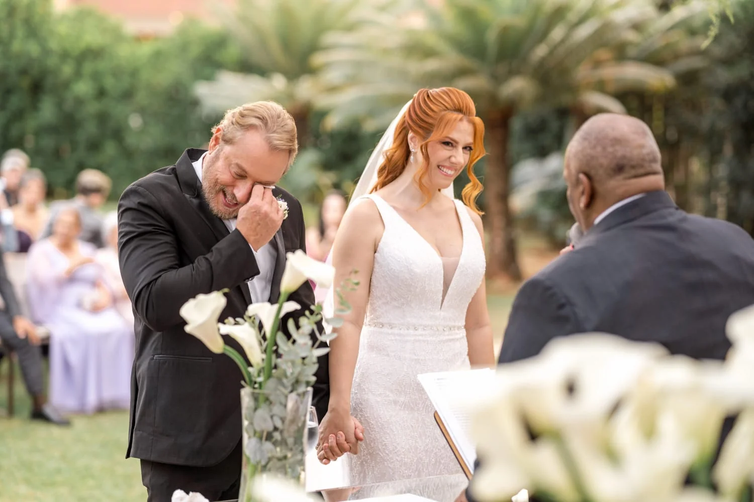 Walter conduzindo casamento em jardim
