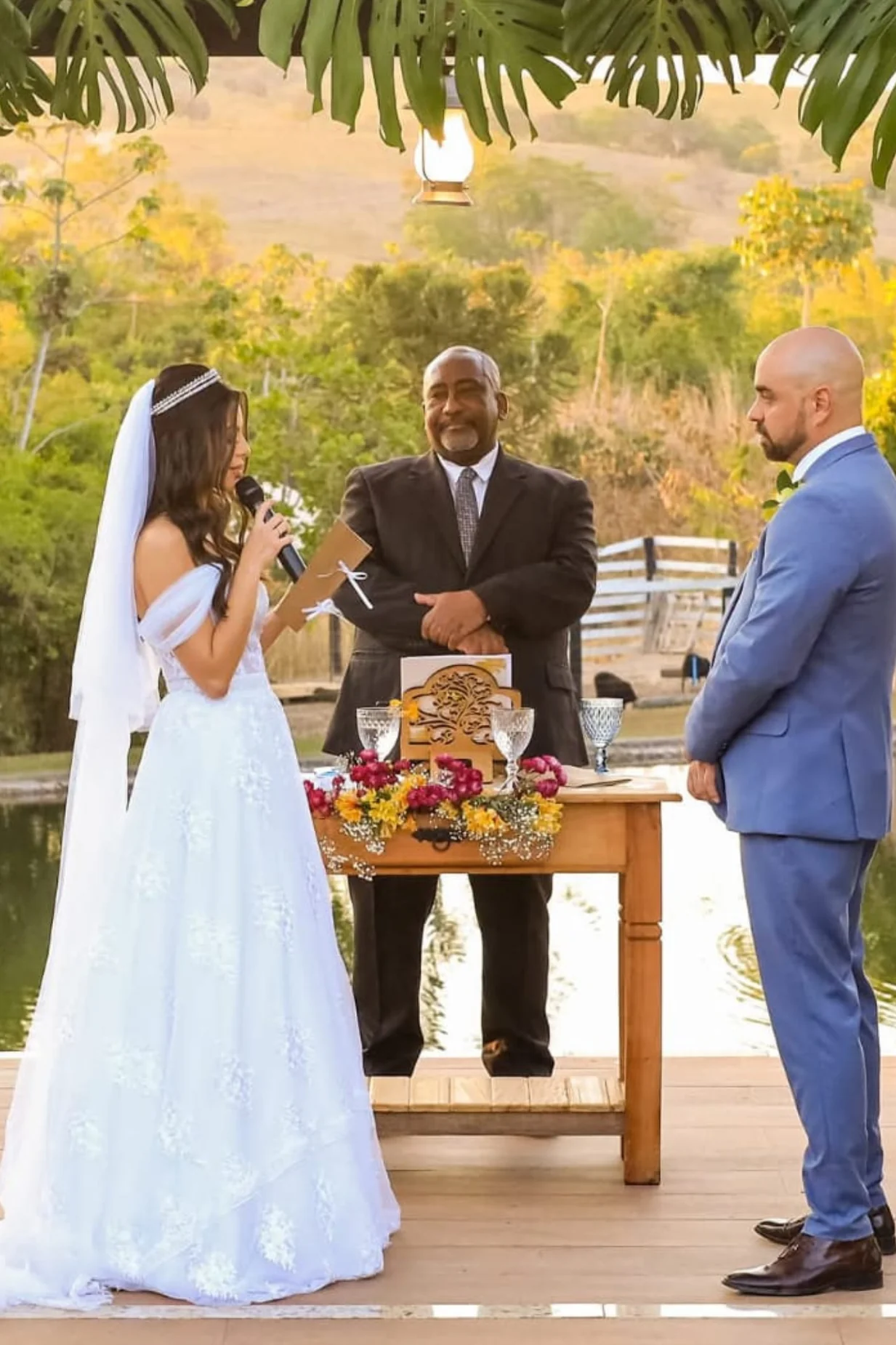 Casamento com Walter Sobrinho em cenário ao ar livre