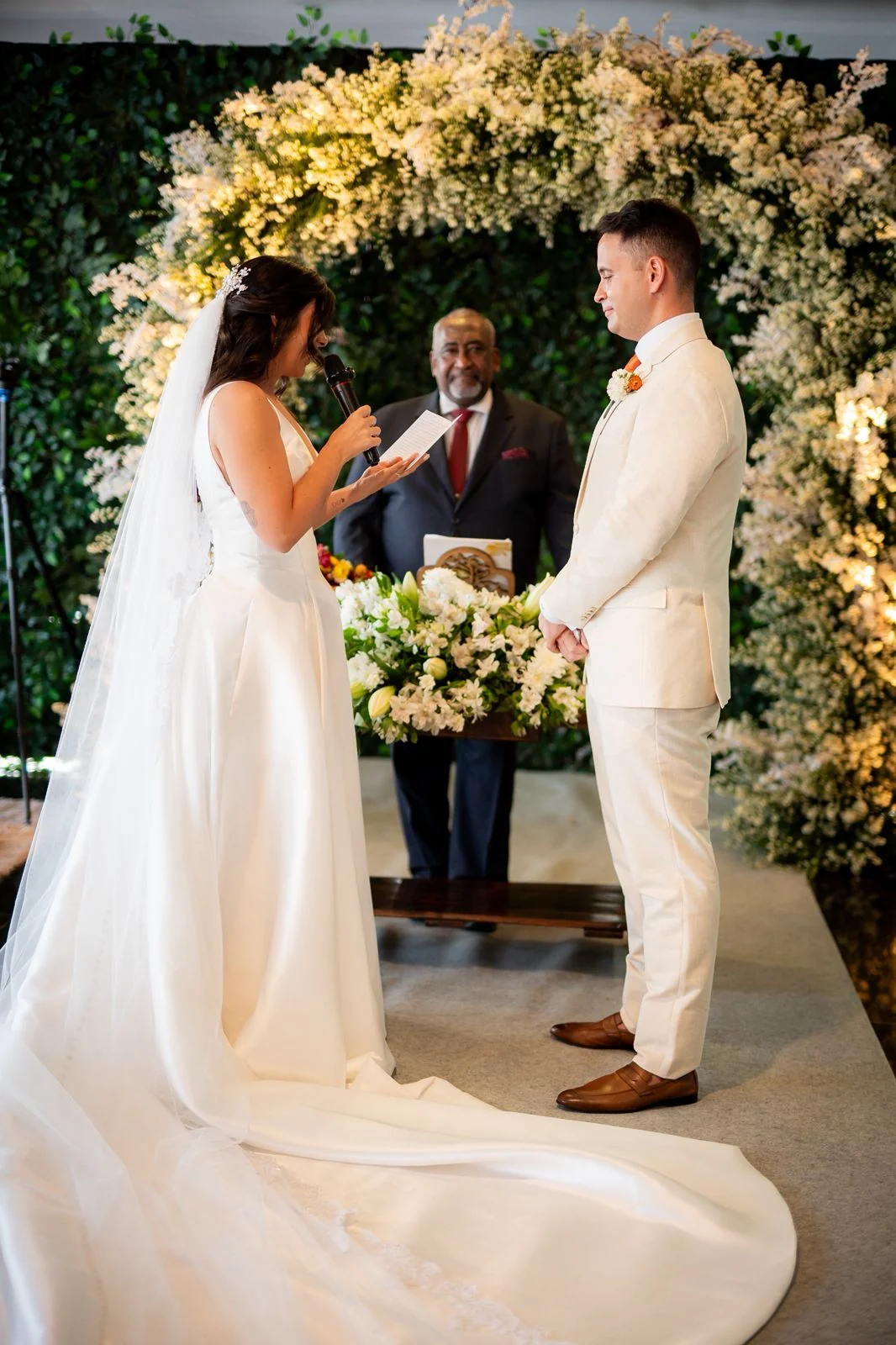 Casal troca votos durante casamento celebrado por Walter Sobrinho