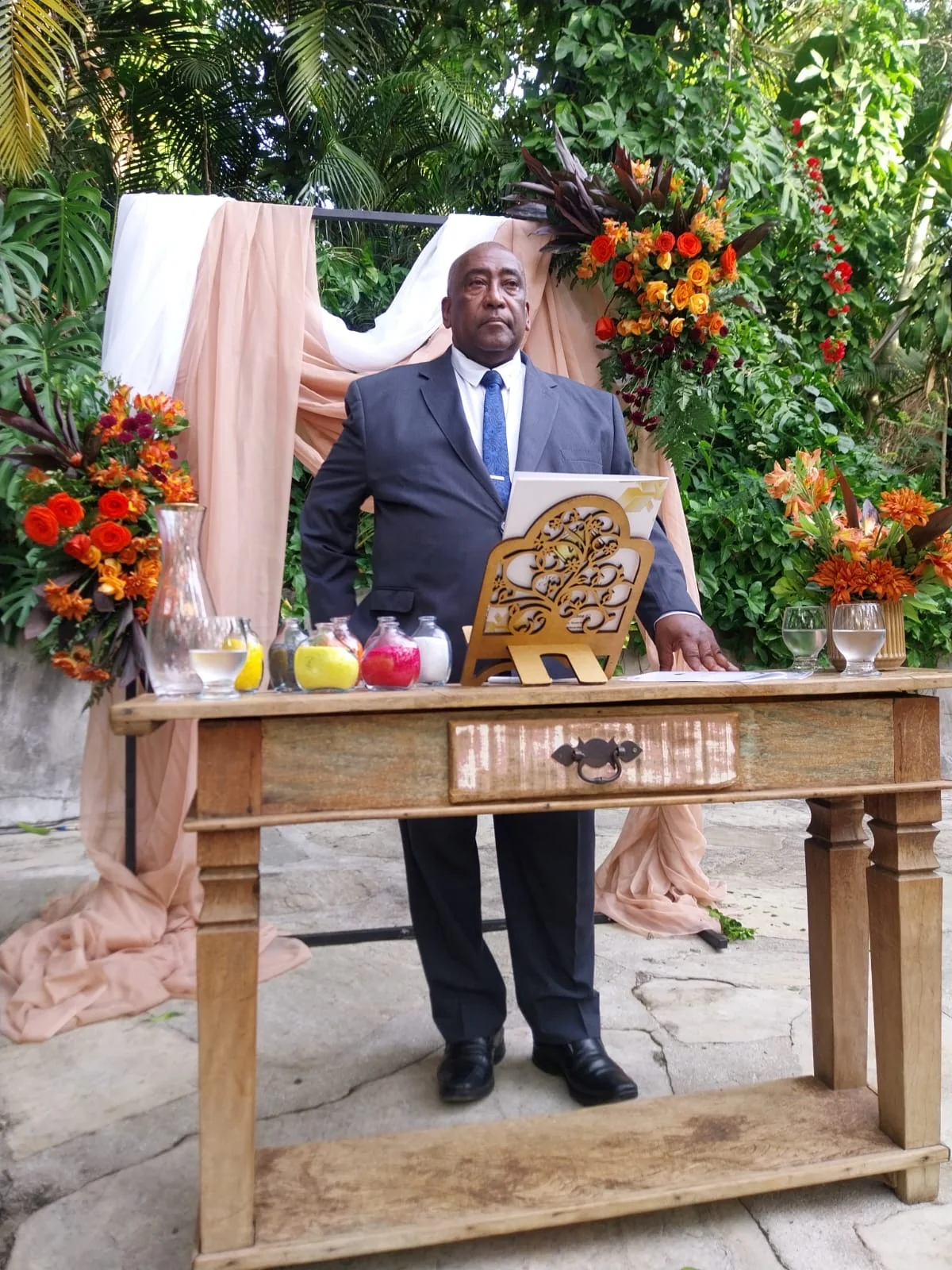 Walter Sobrinho celebrando uma cerimônia de casamento