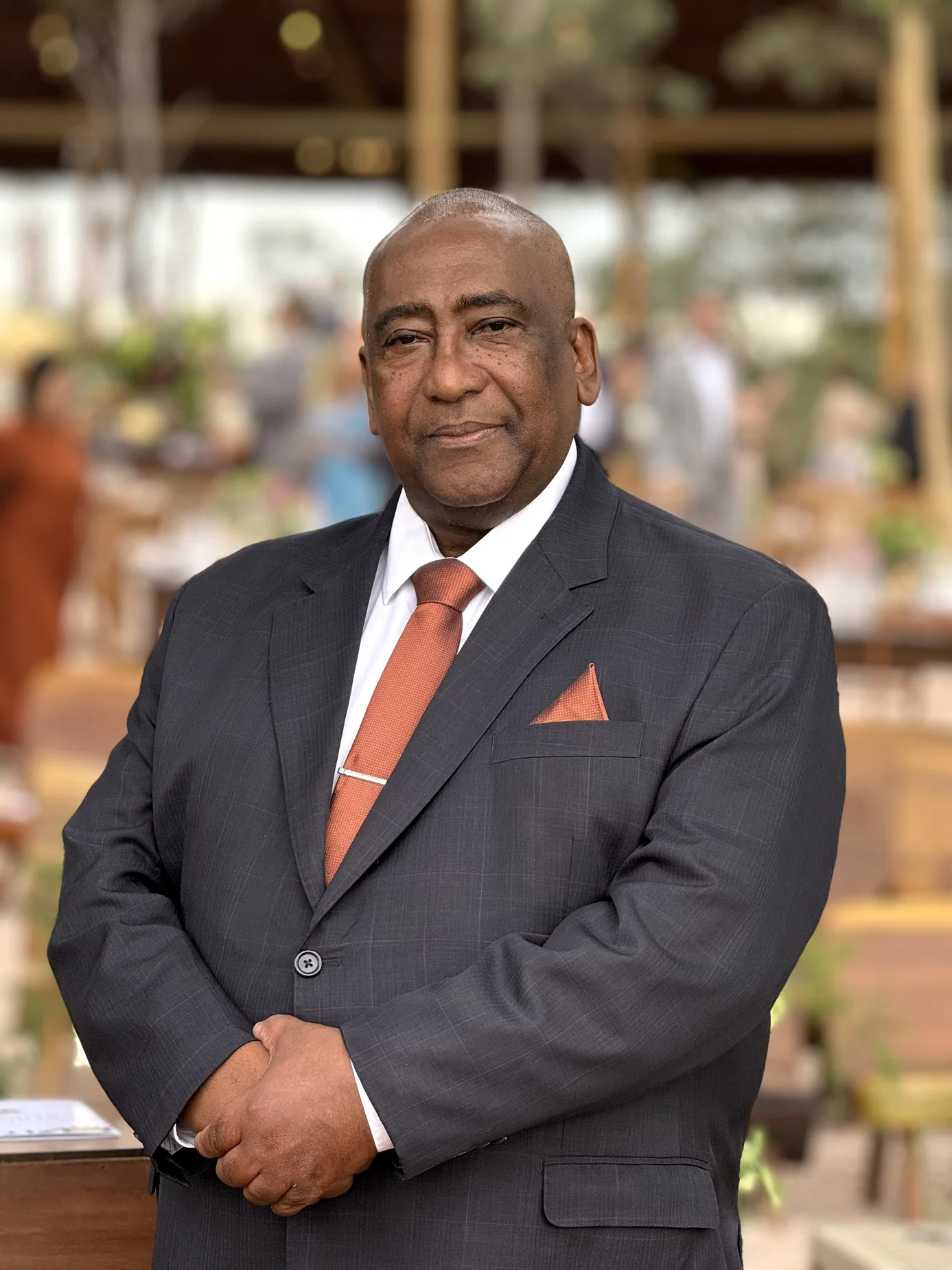 Retrato profissional de Walter Sobrinho em traje social